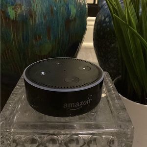 Amazon Echo Dot hands-free speaker that you control with your voice.